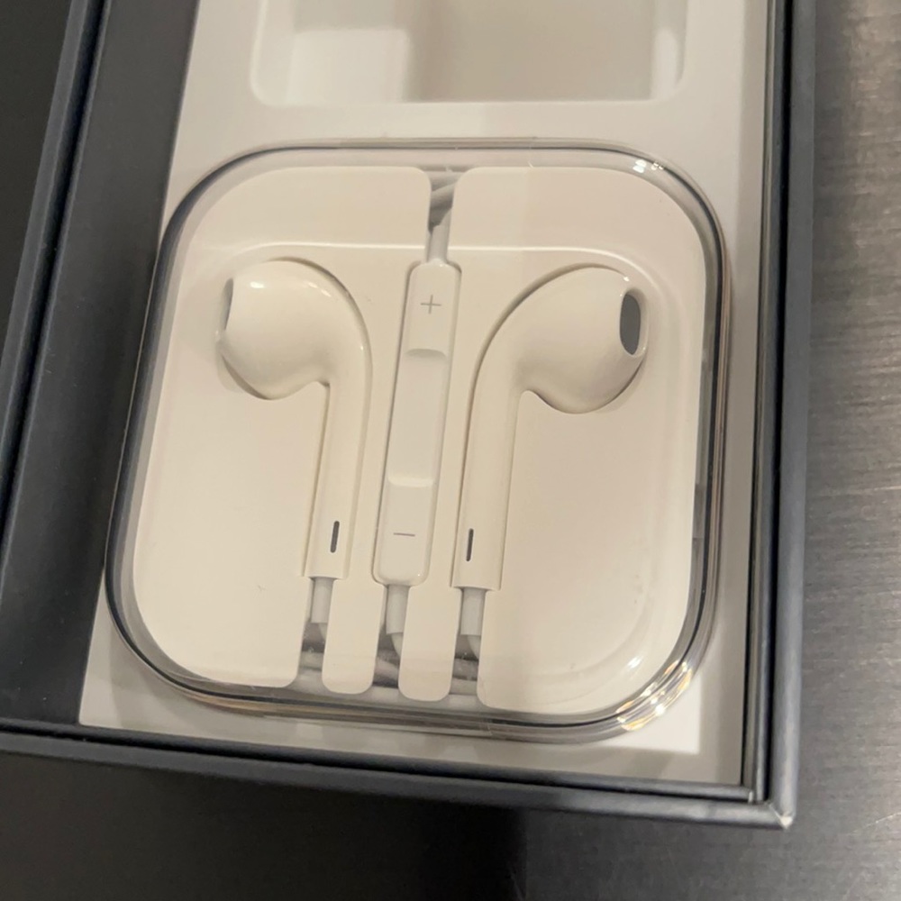 Apple wired earbuds sealed box NWT